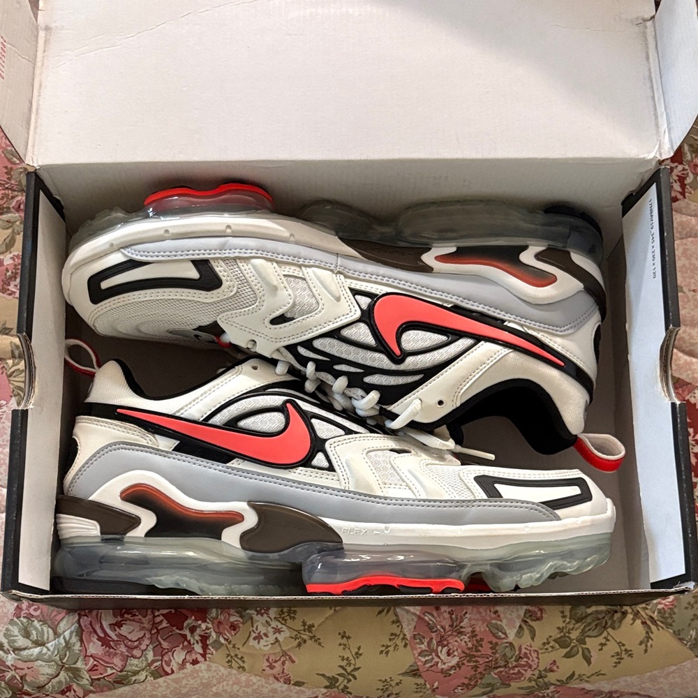 Nike White and Red Sneakers